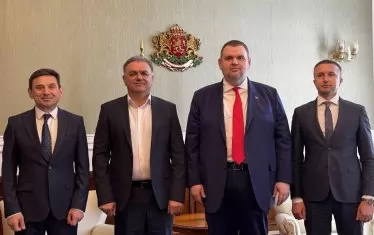 ... и с кмета на Борино Мустафа Караахмед (вторият отляво надясно).