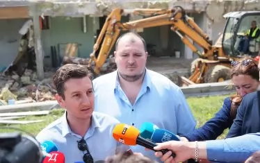 Зам.кметовете Иван Василев (на преден план) и Никола Лютов присъстваха на старта на събарянето. 