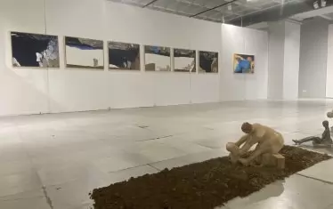  "Шест зими... едно лято" обединява живопис и скулптура.