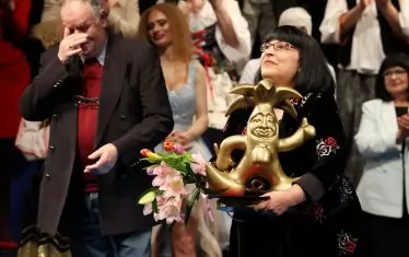 Мая Новоселска получи наградата от ръцете на сина на легендата - Ивайло Калоянчев.