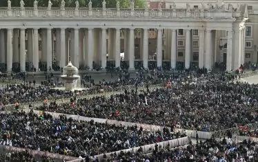 Най-малко 130 чуждестранни делегации и около 200 хил. поклонници се събраха на площад "Свети Петър".