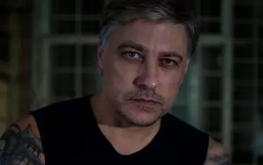 Авторът Владимир Карамазов.