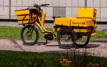 Пощальон е една от професии, които ще се търсят все по-рядко. Сред най-бързо намаляващите работни места, според Световния икономически форум 2025, са тези на пощенските служители, банковите касиери, служителите по въвеждане на данни, касиерите и продавачите на билети, административните асистенти, изпълнителните секретари, печатарите, графични дизайнери, кондукторите, юридически длъжностни лица и др.