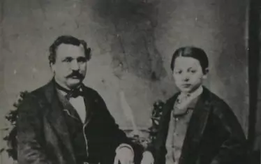 Петко Р. Славейков с най-големия си син Иван.