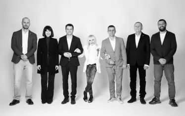 Лили с продуцентите и част от творческия екип на филма.