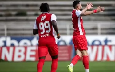 Косовският национал Лумбард Делова (вдясно) скача радостно след гола си, с който донесе победата на ЦСКА над "Спартак 1918" във Варна, а съотборникът му Джеймс Ето'о тича да го поздрави.