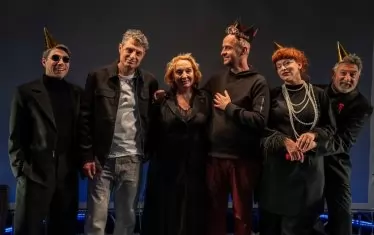 Авторът и режисьор Йордан Славейков (с короната) сред актьорите от спектакъла.