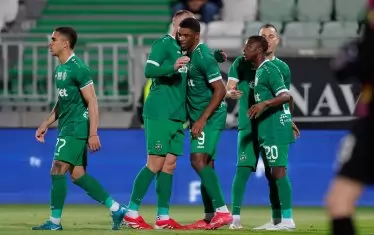 Квадво Дуа (в средата с №9) обира поздравленията, след като е вкарал втория гол за "Лудогорец" срещу "Черно море".