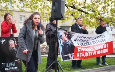 Биляна Петрова говори по време на вчерашния протест в защита на Десислава Иванчева, който се проведе пред президентството в София.