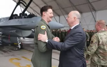 Премиерът Росен Желязков с американският пилот, който докара първата от общо 16-те машини от САЩ в България