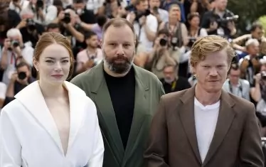  Лантимос с актьорите Ема Стоун и Джеси Пемънс представят в Кан`24 филма "Благи деяния". 