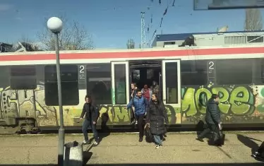 Електричката от Централна гара до "София-Север" не е най-опрятният представител на подвижния състав на БДЖ.