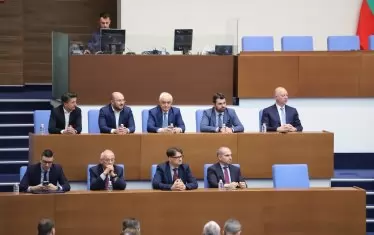 Атаката срещу кабинета не притесни изобщо министрите.