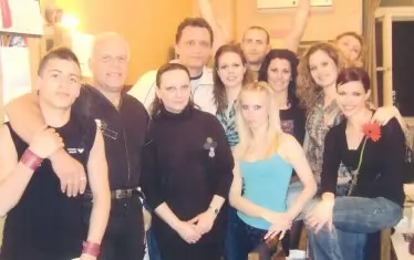 Константин Илиев (вторият отляво) с част от балетната трупа на Варненската опера.