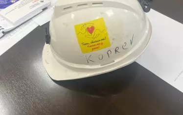 Проф. Копрев не стои само е ректорския кабинет - каската му е винаги на разположение.