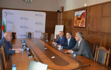 Председателят на КРС Иван Димитров се срещна с  шефовете на трите мобилни оператора - Александър Димитров, изпълнителен директор на „А1 България", Николай Андреев, изпълнителен директор на „Виваком България“ и Спас Велинов, главен технически директор на „Йеттел България“.