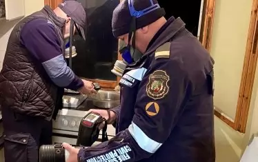 Служители събират доказателства в нарколабораторията