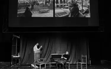 Действието се развива не само на сцената, но и на различни локации из София.