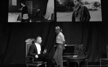 Действието се развива не само на сцената, но и на различни локации из София.