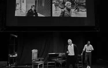 Действието се развива не само на сцената, но и на различни локации из София.