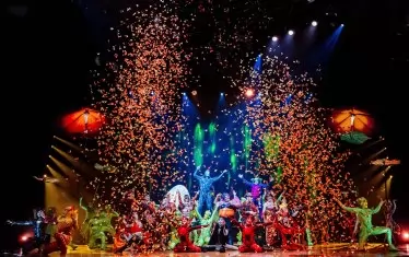  Животът на "насекомите" на сцената е ярък, динамичен, изумителен.