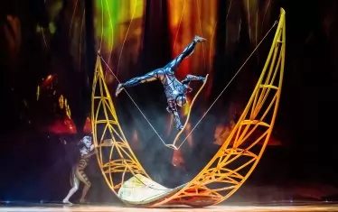  Спираща дъха акробатика на фона на музика на живо.