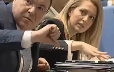 Депутатите от ГЕРБ Костадин Ангелов и Рая Назарян правят знаци към групата на БСП как да гласуват.