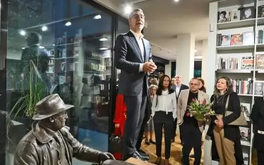  Проф. Даниел Вълчев откри книжарницата снощи.