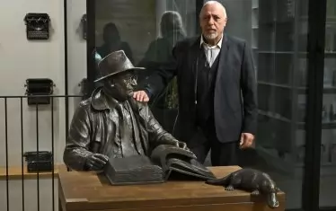  Скулпторът Борис Борисов със своето ново творение - статуята на писателя Умберто Еко.