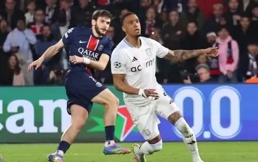 Грузинският ас на "Пари Сен Жермен" Хвича Кварацхелия (вляво) е отправил завършващия шут след чудесния си пробив, с който осъществи обрата до 2:1 в домакинството срещу "Астън Вила".