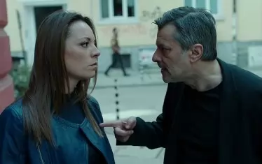 В сериала "Под прикритие" криминалната психоложка Яна Танева има страстна афера с харизматичния престъпник Куката (Мариан Вълев).