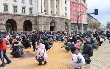  В София протестиращи почетоха с едноминутно мълчание паметта на загиналото в пътен инцидент момиче.