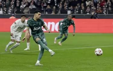 Нападателят на "Тотнъм" Доминик Соланке бележи дузпата, с която тимът му победи с 1:0 "Айнтрахт" във Франкфурт и осигури на "шпорите" участие в 1/2-финалите на Лига Европа.