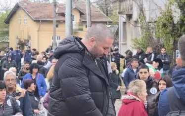  Бащата на 12-годишната Сияна Николай Попов бе сред протестиращите в с. Телиш.