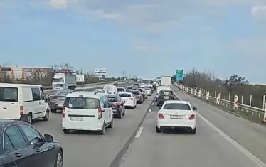 В по-късните следобедни часове задръстванията започваха още от началото на АМ "Тракия".