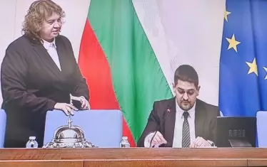 Радостин Василев необезпокоявано зае мястото на Наталия Киселова.