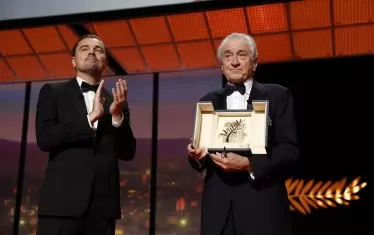  Лео аплодира Де Ниро, след като му връчи почетната "Златна палма"