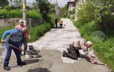 След 20 години чакане селяни си закърпиха улиците с бетон