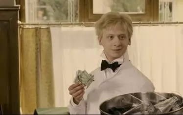  Бърнев пресъздава героя от най-младите му години до старостта.