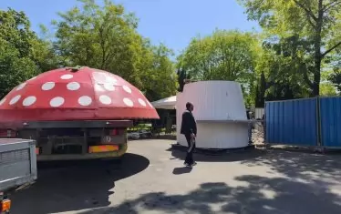 Бургас демонтира незаконната "Гъбка" и поставя нова