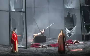 Сцена от спектакъла "Електра" на Софийската опера.
