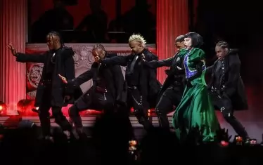  Звездата пя и със сценичен костюм в цветовете на бразилското знаме.