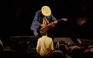  Ал Бано дава автограф върху китарата на млад фен.