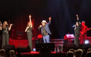  Настроението и на сцената, и в залата беше приповдигнато.