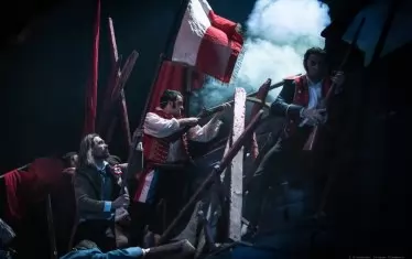  Сцена от мюзикъла "Клетниците"