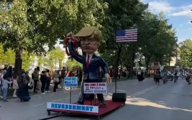 Дори президентът на САЩ Доналд Тръмп има място в карнавалната програма.