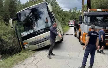 Автобус с 31 пътници катастрофира край Боженци