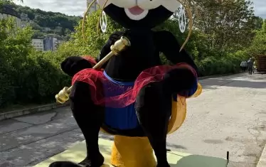  Традиционно то шествие започна с ритуалното „отрязване“ на опашката на габровската котка – символ на местния дух и чувство за хумор.