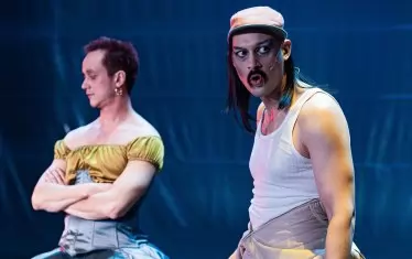 Александър Тонев - Алфред (вляво), и Кире Гьоревски от пътуващата актьорска трупа.  