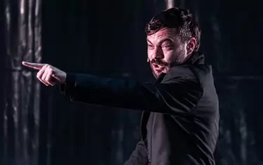 Хамлет (Александър Кънев) във версията на Боян Крачолов по Том Стопард.